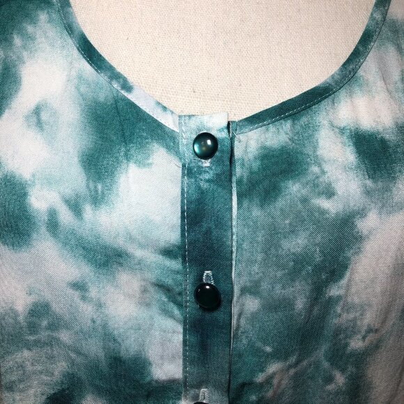 NWT LILY WHITE Top Women's Size Medium Green Tie Dye High Low Hem Sleeveless - Picture 5 of 10